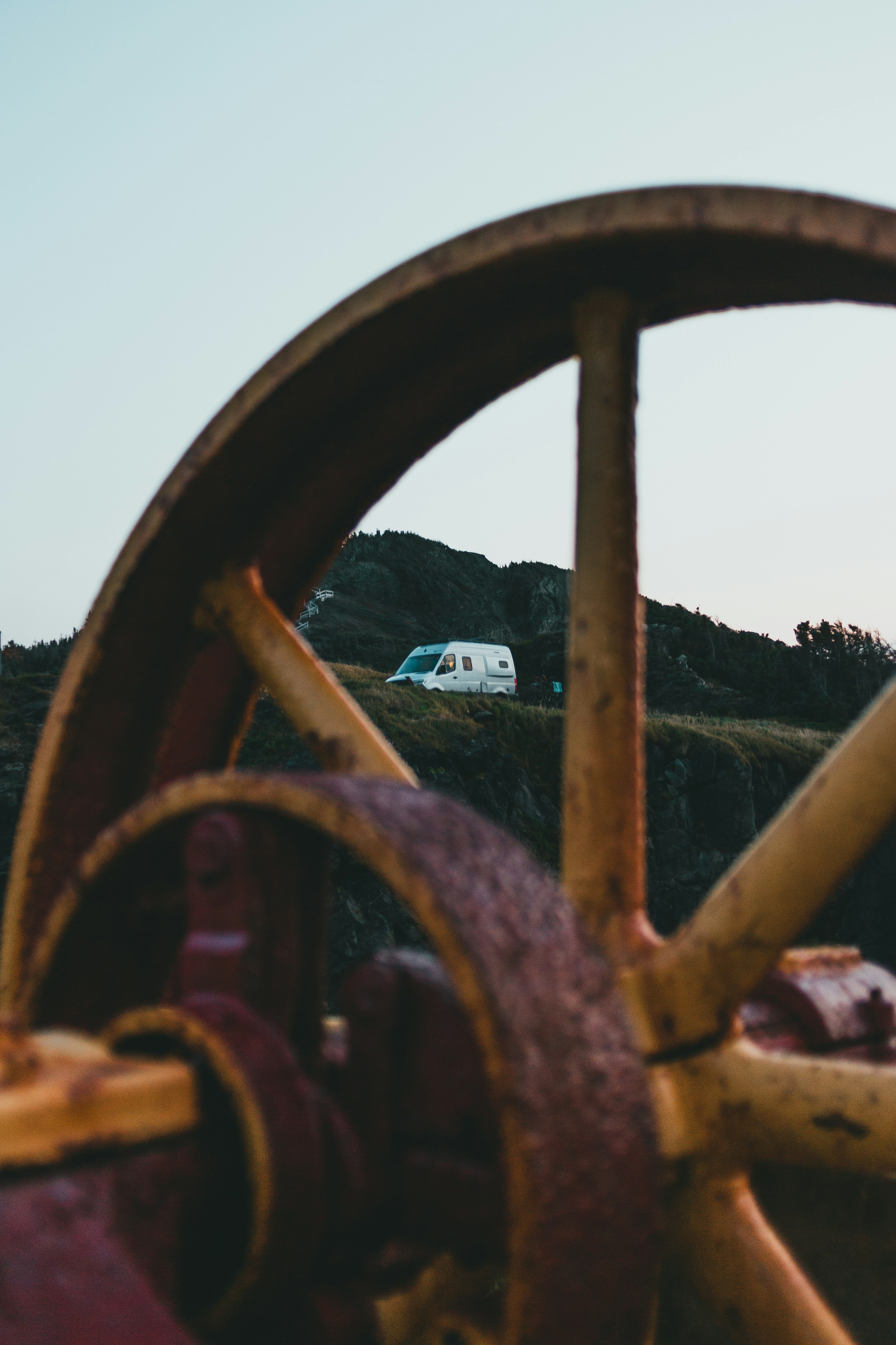 Pemandangan mobil dari belakang setir