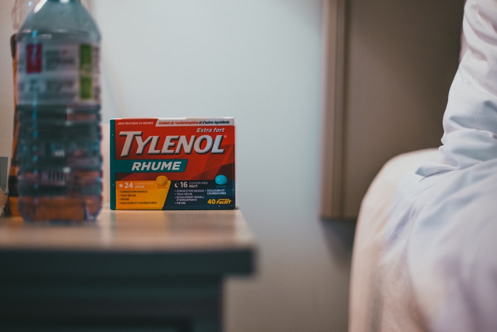 Eine Flasche Tylenol neben einem Bett