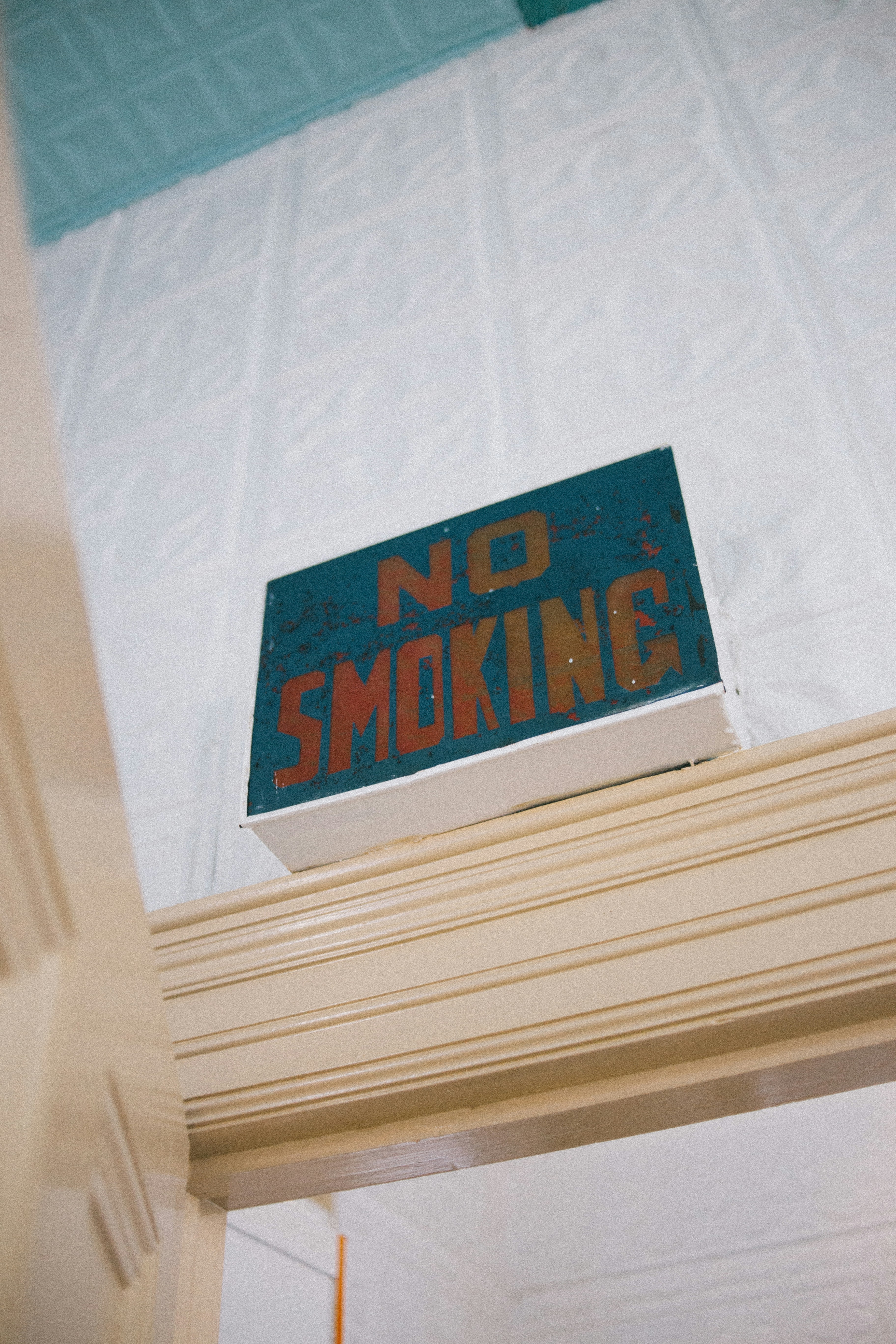 Un cartello che dice di non fumare sopra un letto