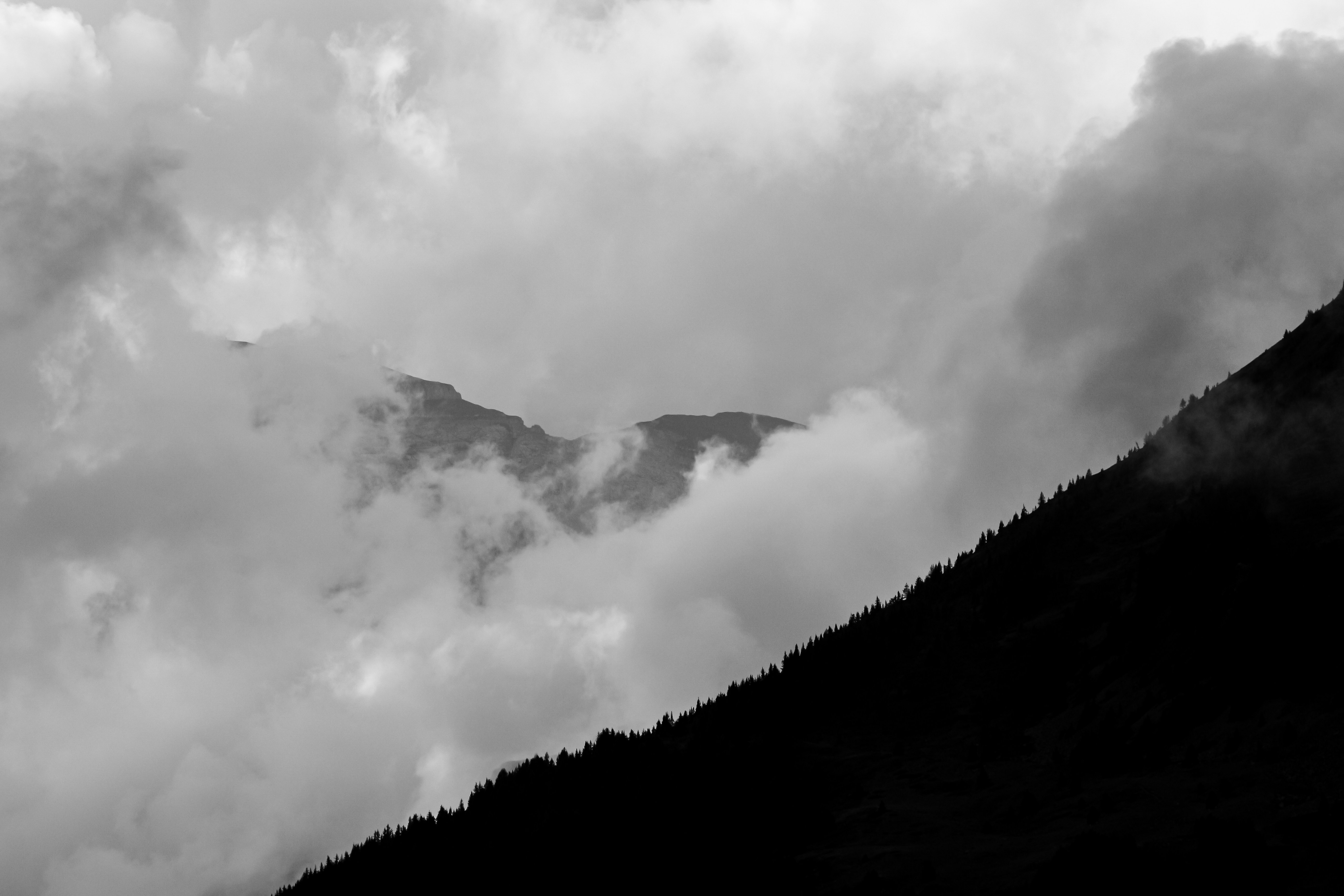 Foto in bianco e nero di montagne e nuvole