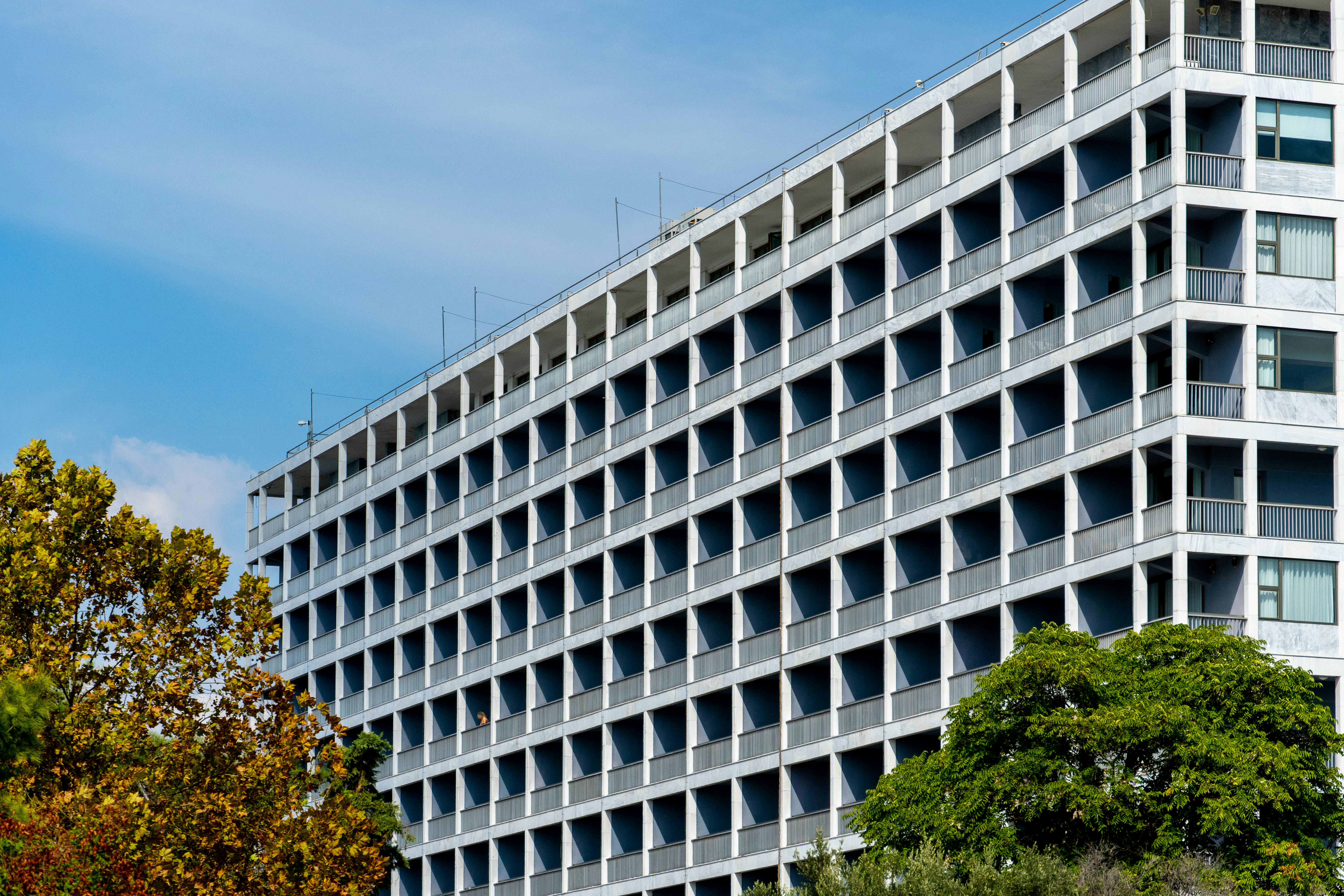 창문이 많은 매우 높은 건물