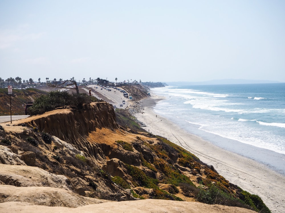 uma vista de uma praia de um penhasco