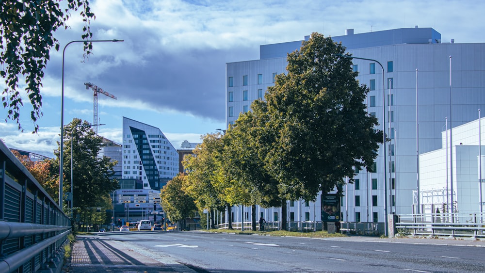 Eine Stadtstraße mit hohen Gebäuden und Bäumen gesäumt