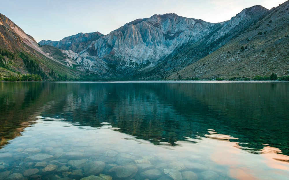 Un grande specchio d'acqua circondato da montagne