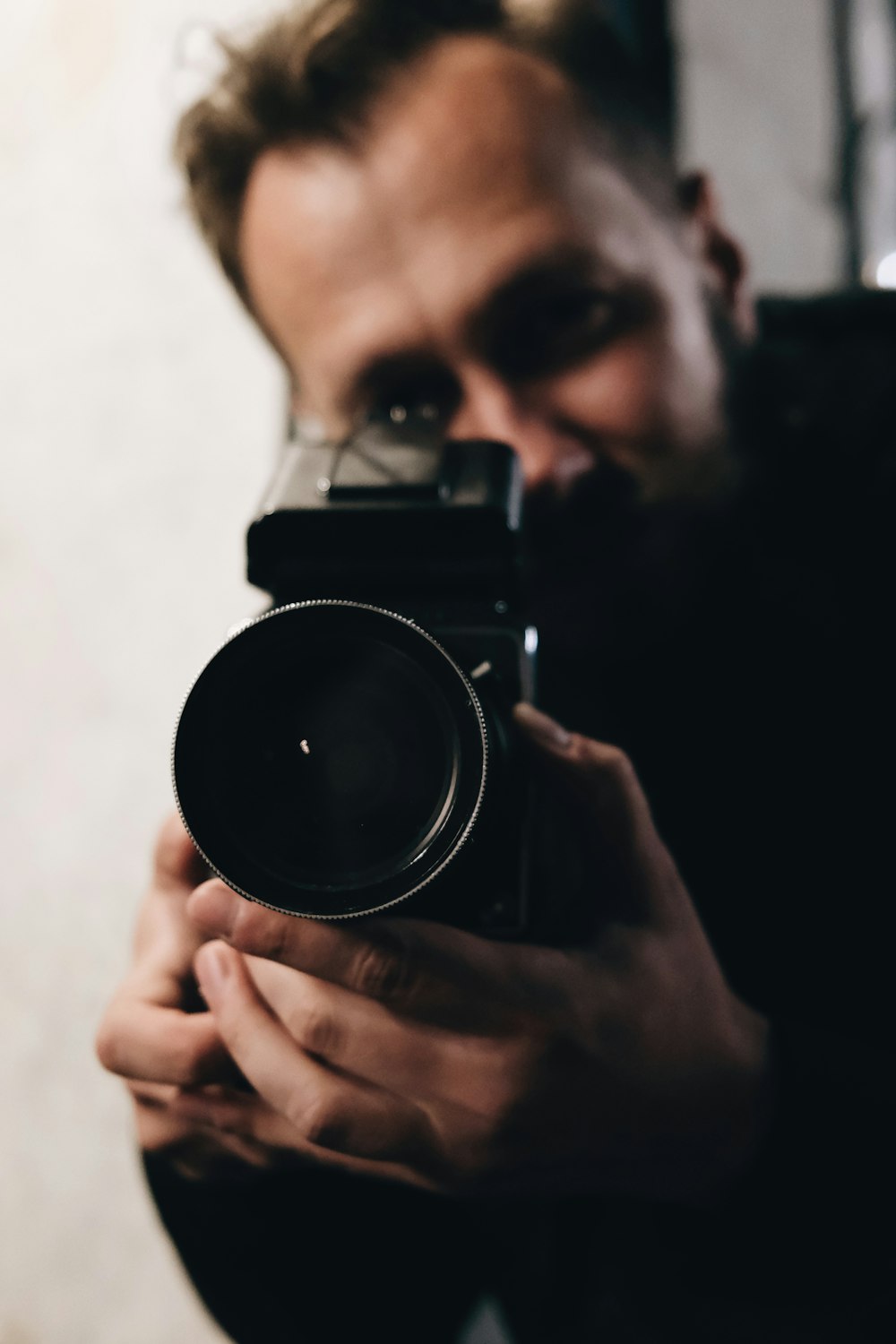 Un hombre tomando una foto con una cámara