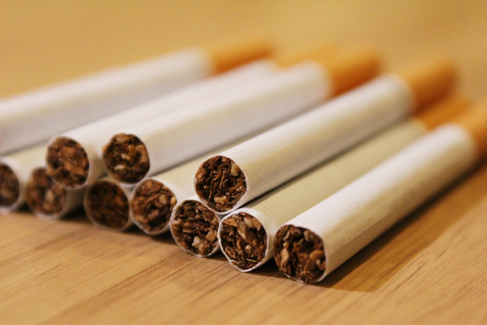 un groupe de cigarettes assis sur une table en bois