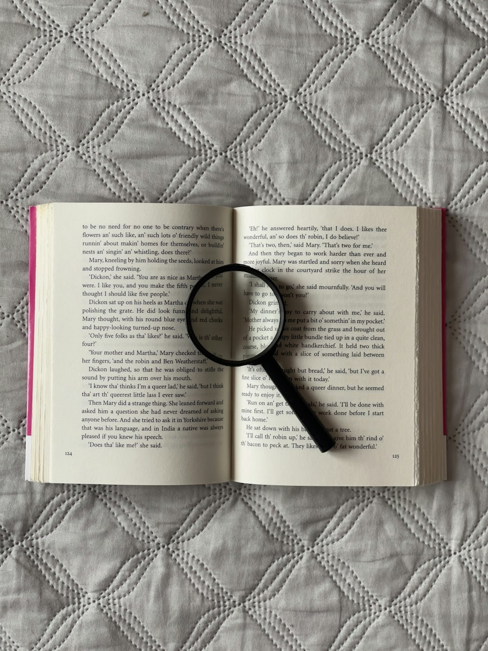 Un livre avec une loupe dessus