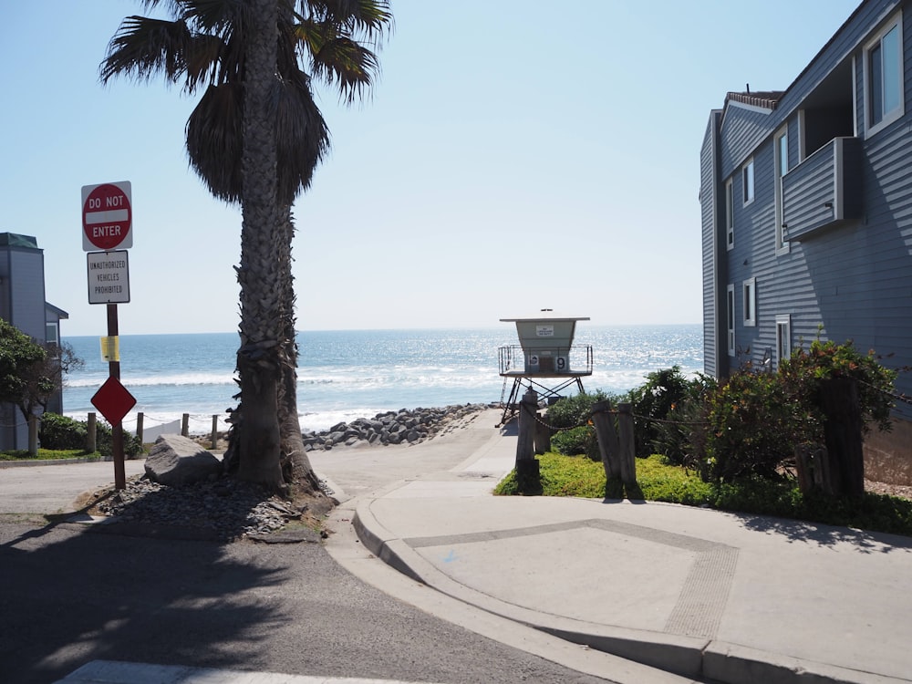 uma vista de uma rua ao lado de uma praia