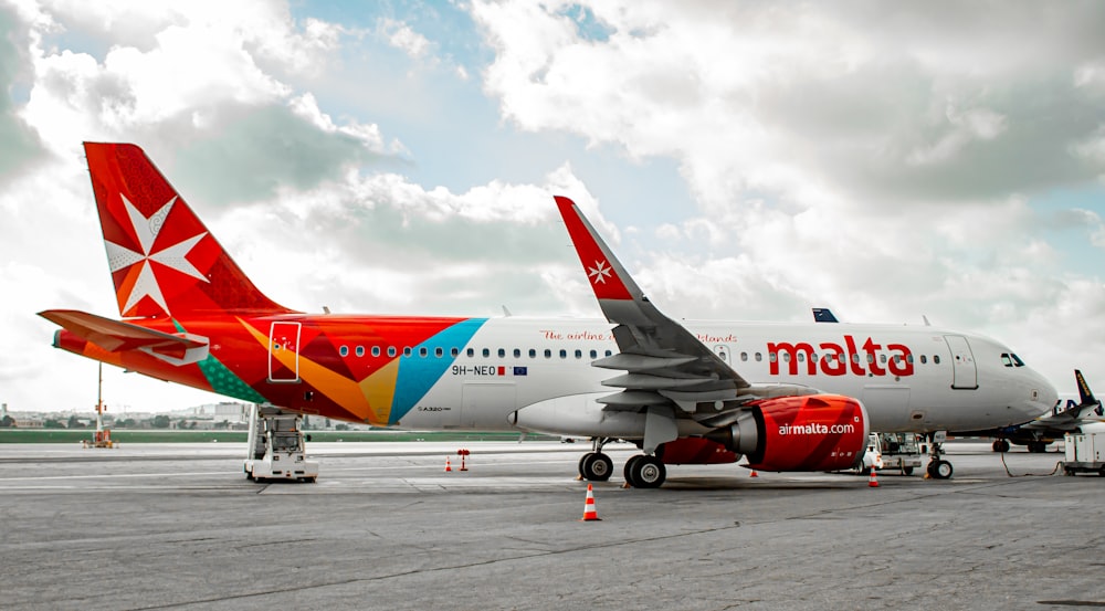 Un gros avion de ligne assis sur le tarmac d’un aéroport