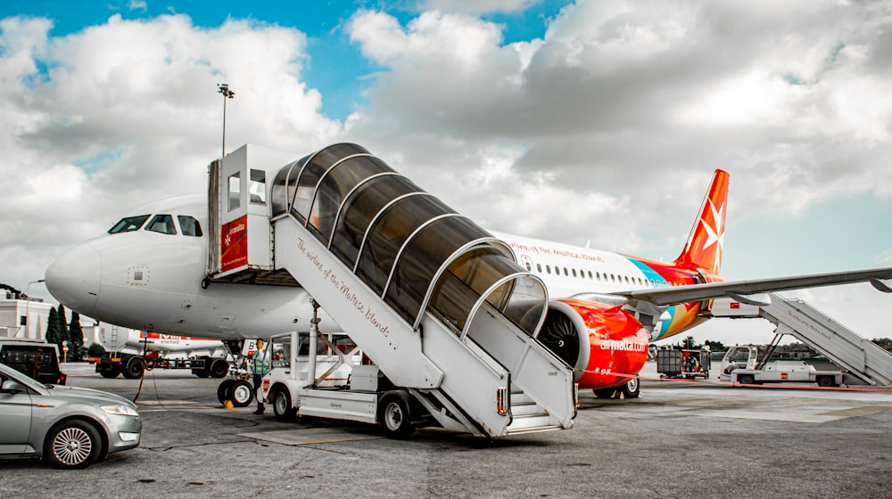 Un gros avion de ligne assis sur le tarmac d’un aéroport