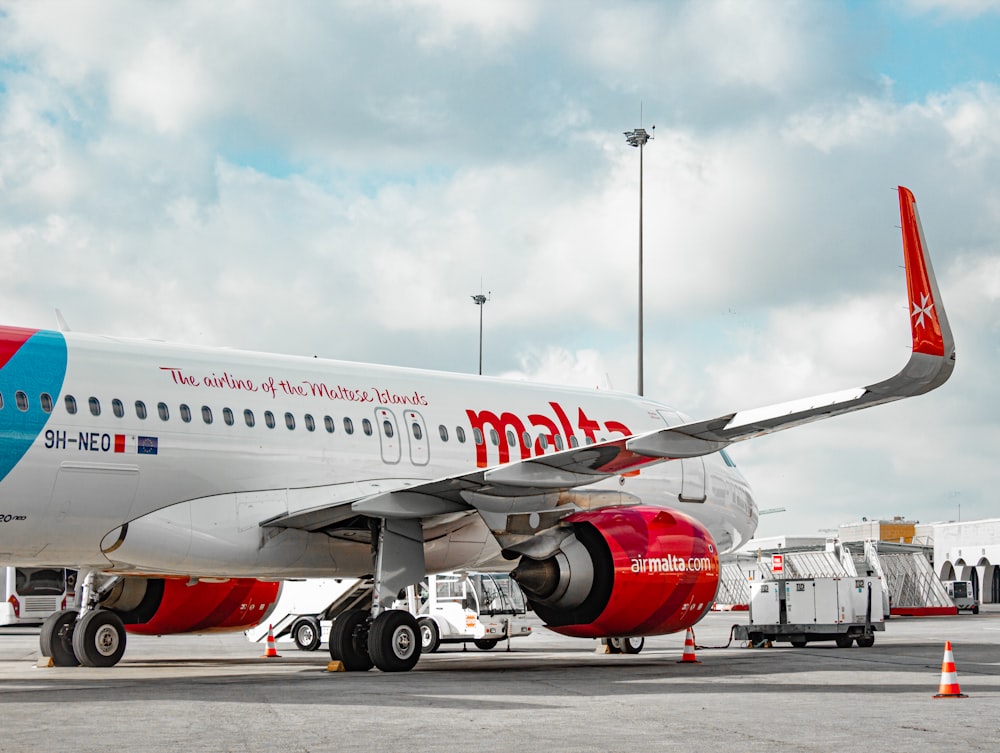 Un gros avion de ligne assis sur le tarmac d’un aéroport