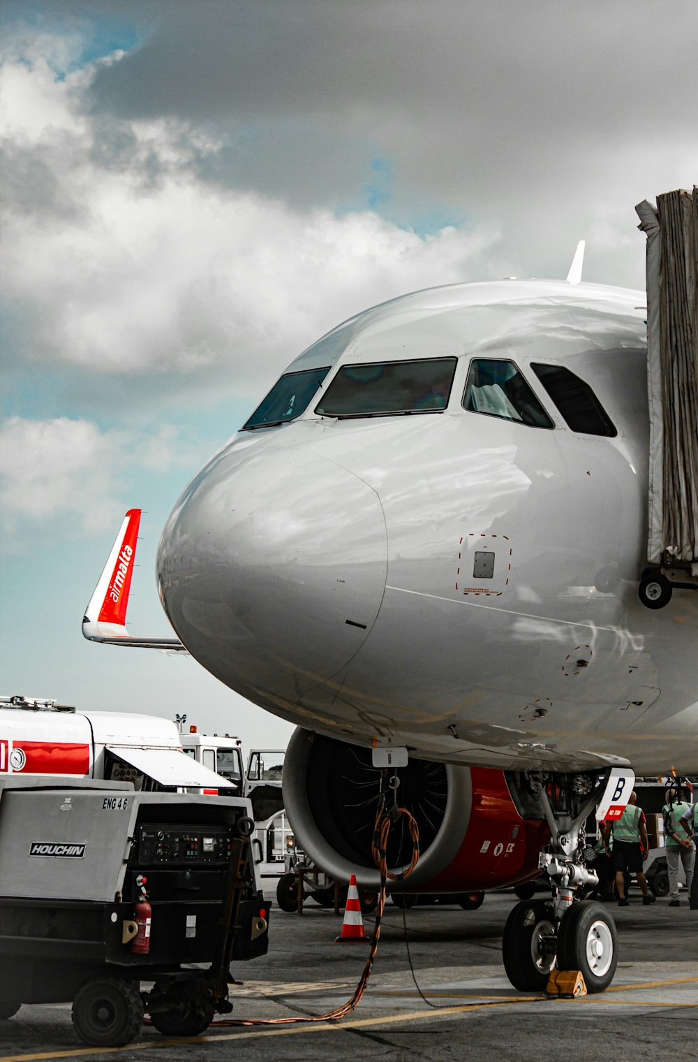 Un gros avion de ligne assis sur le tarmac d’un aéroport