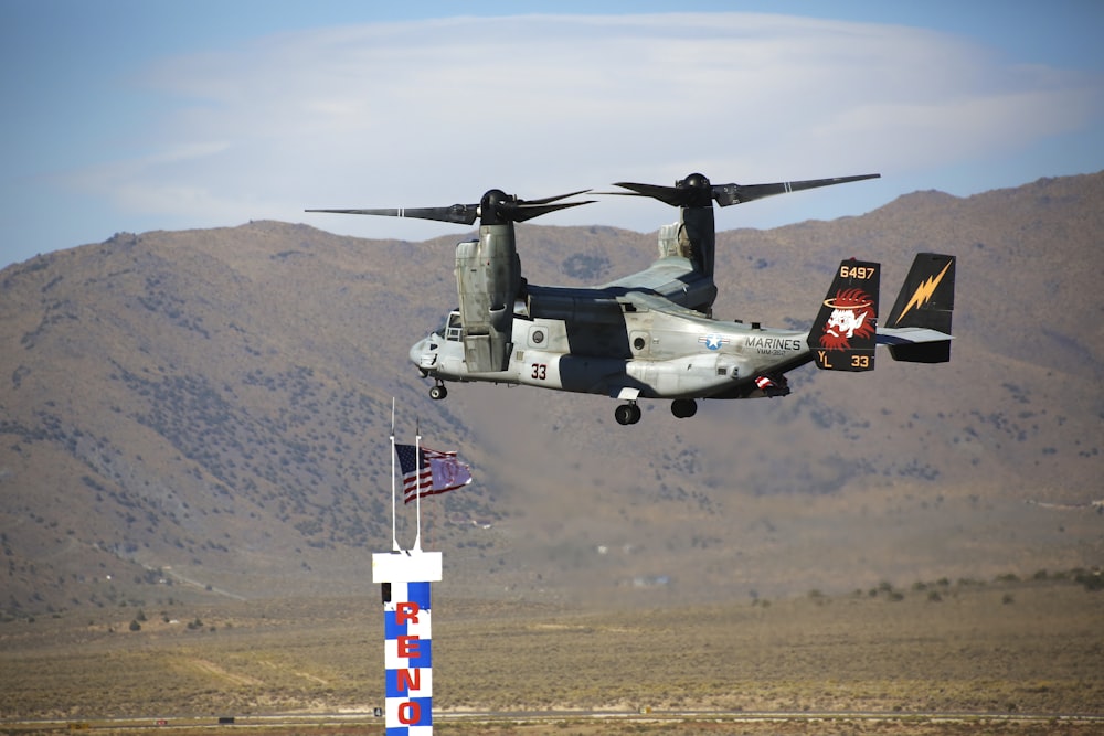 깃대 위를 비행하는 군용 헬리콥터