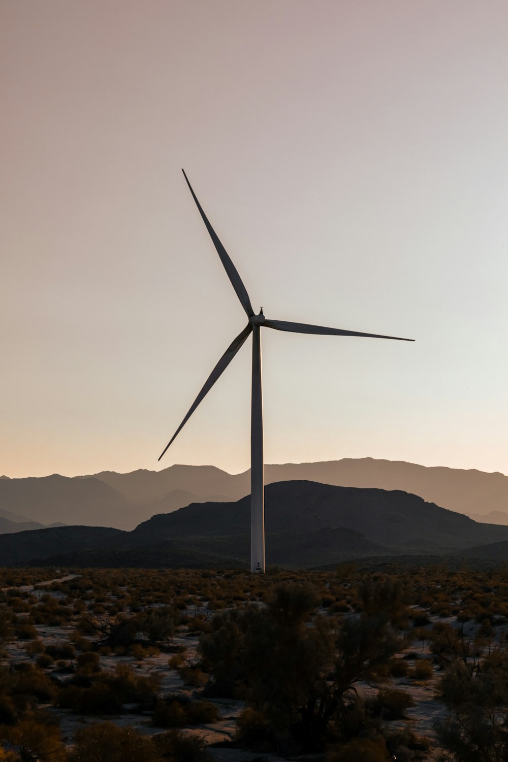 Una turbina eólica en medio de un desierto