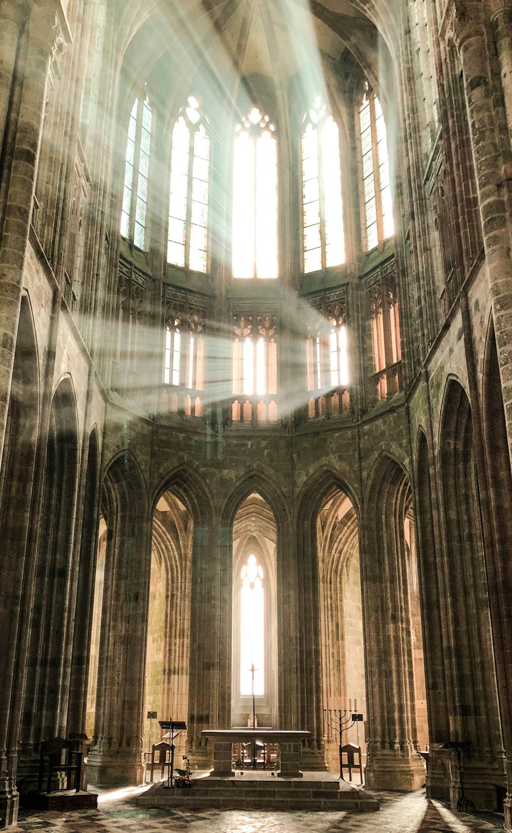 a luz do sol flui através das janelas de uma catedral