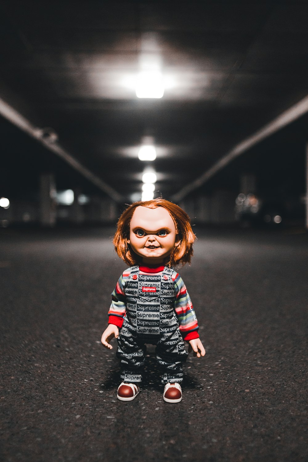 uma boneca com um olhar assustador em seu rosto