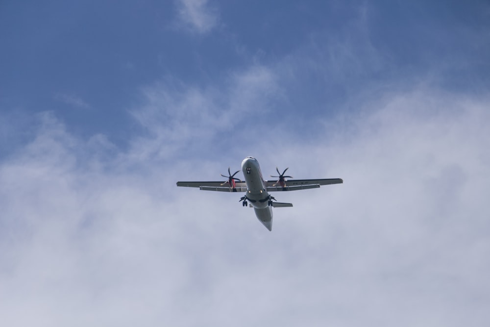 Un aereo vola nel cielo in una giornata nuvolosa