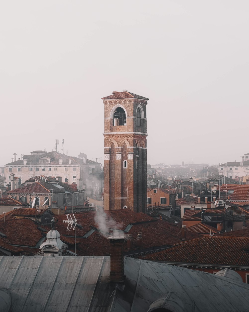 un'alta torre con un orologio in cima