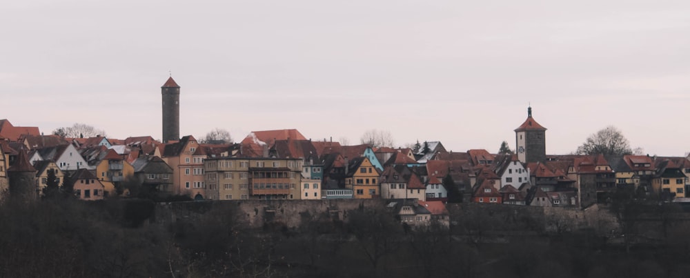 Una vista di una città dall'altra parte del fiume