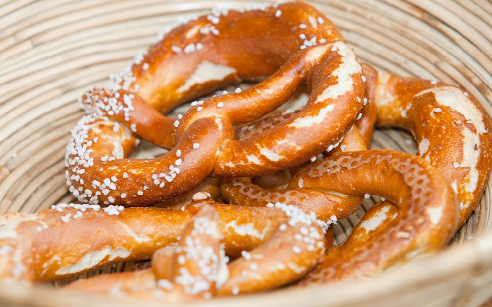 un panier rempli de bretzels recouverts de sucre en poudre