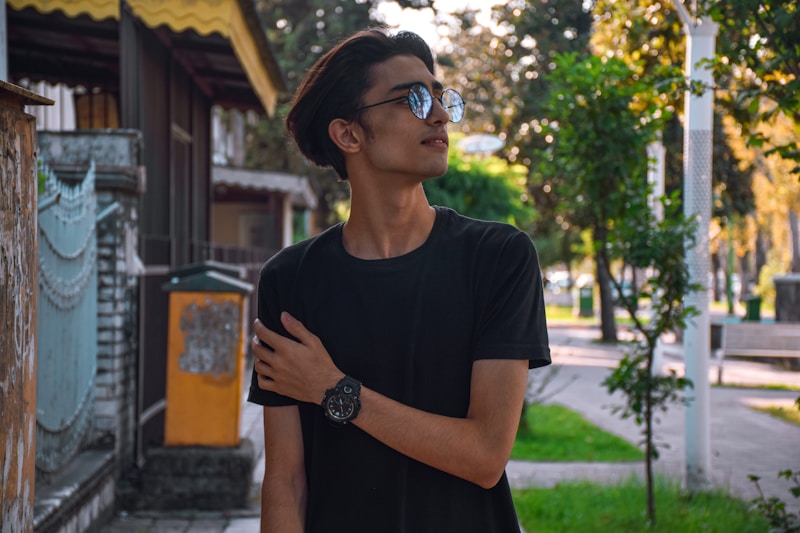 Hombre con gafas de sol y estilo urbano