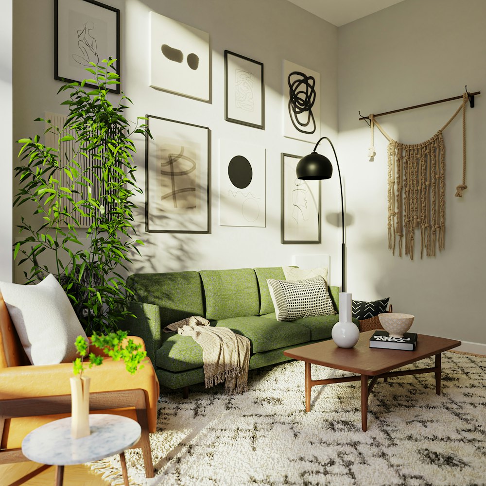 una sala de estar con un sofá verde y una mesa de café