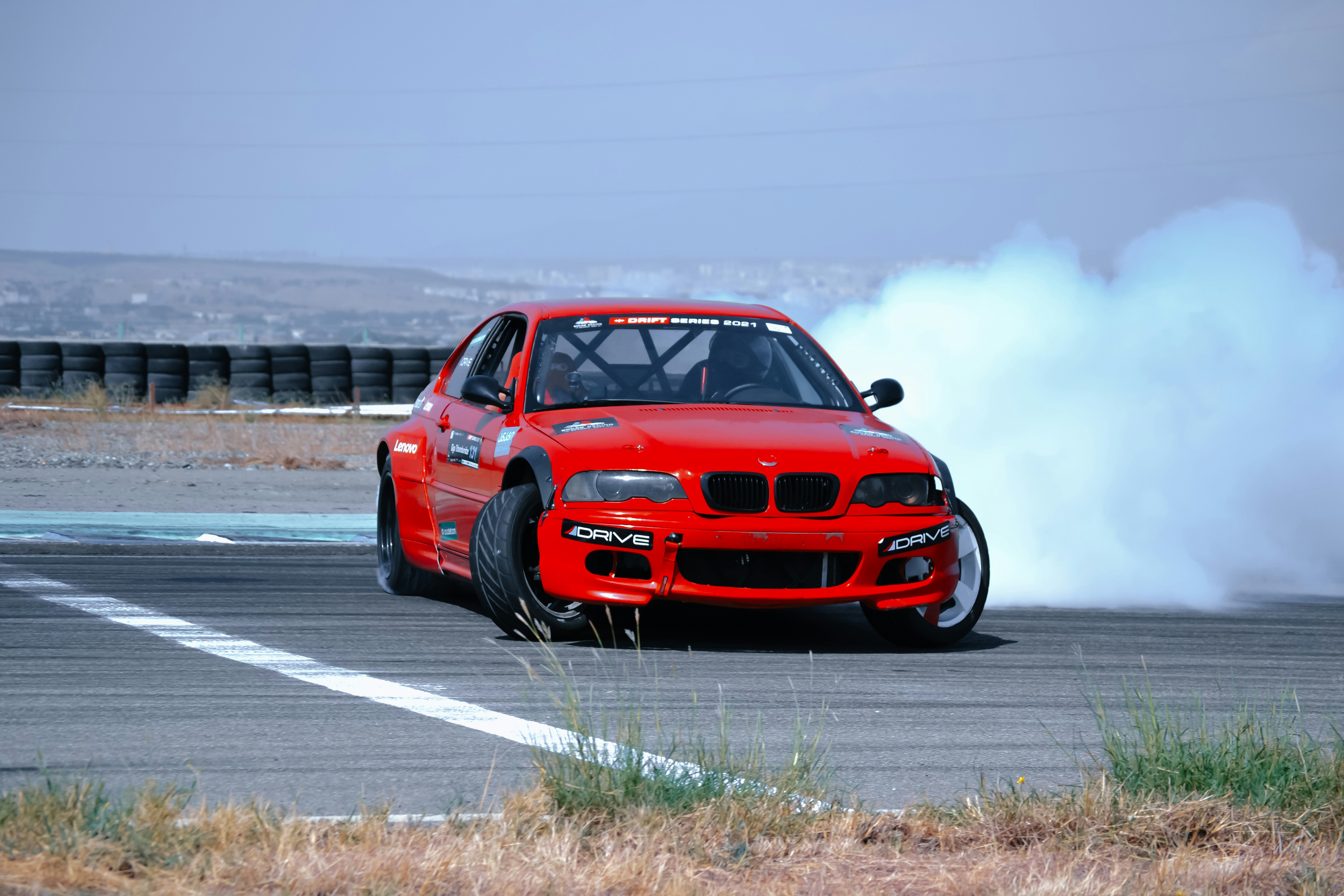 レーストラックを走る赤い車
