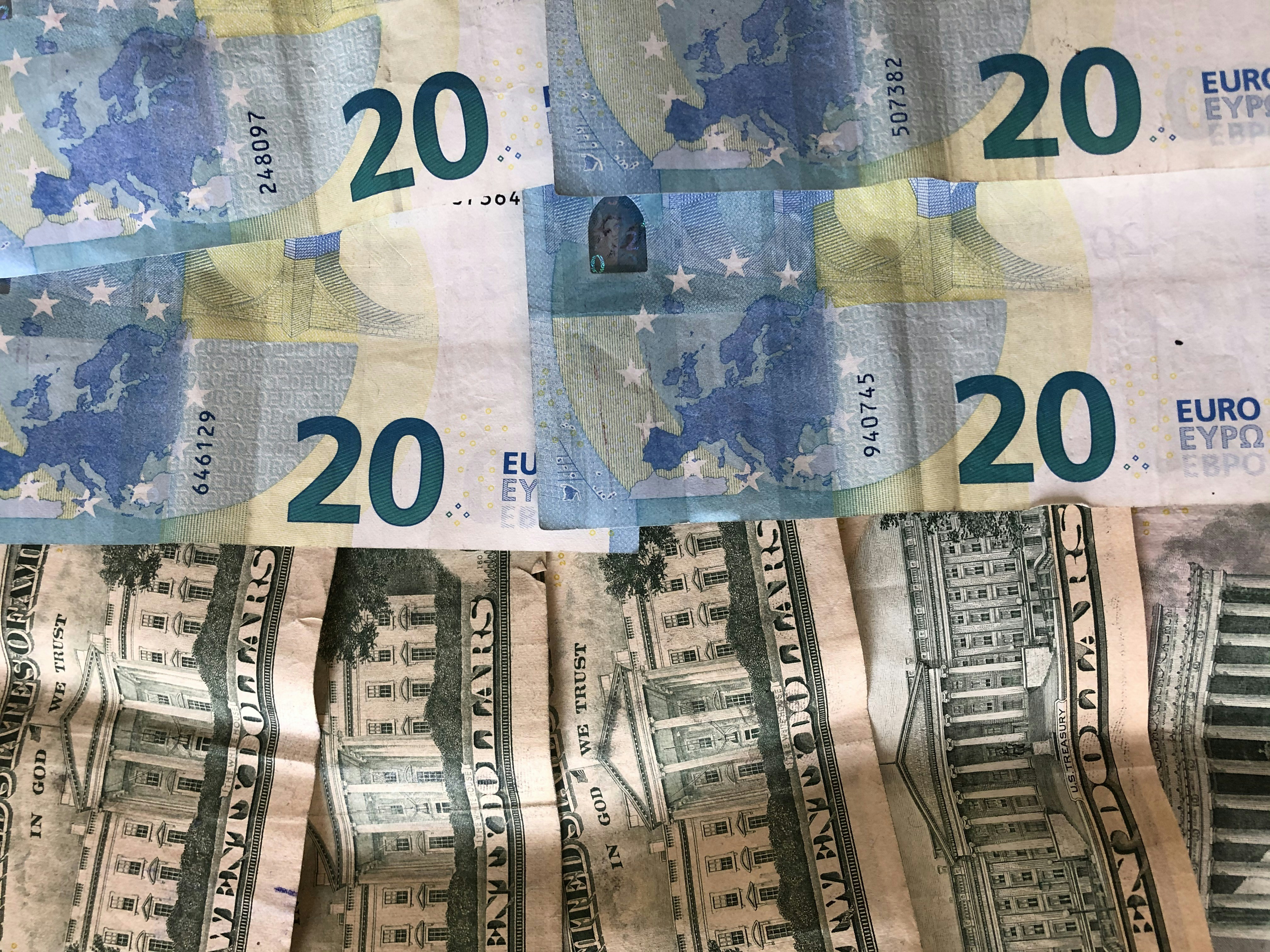 دلار سفید چیست و به چه علت ارزان تر از دلار آبی است؟