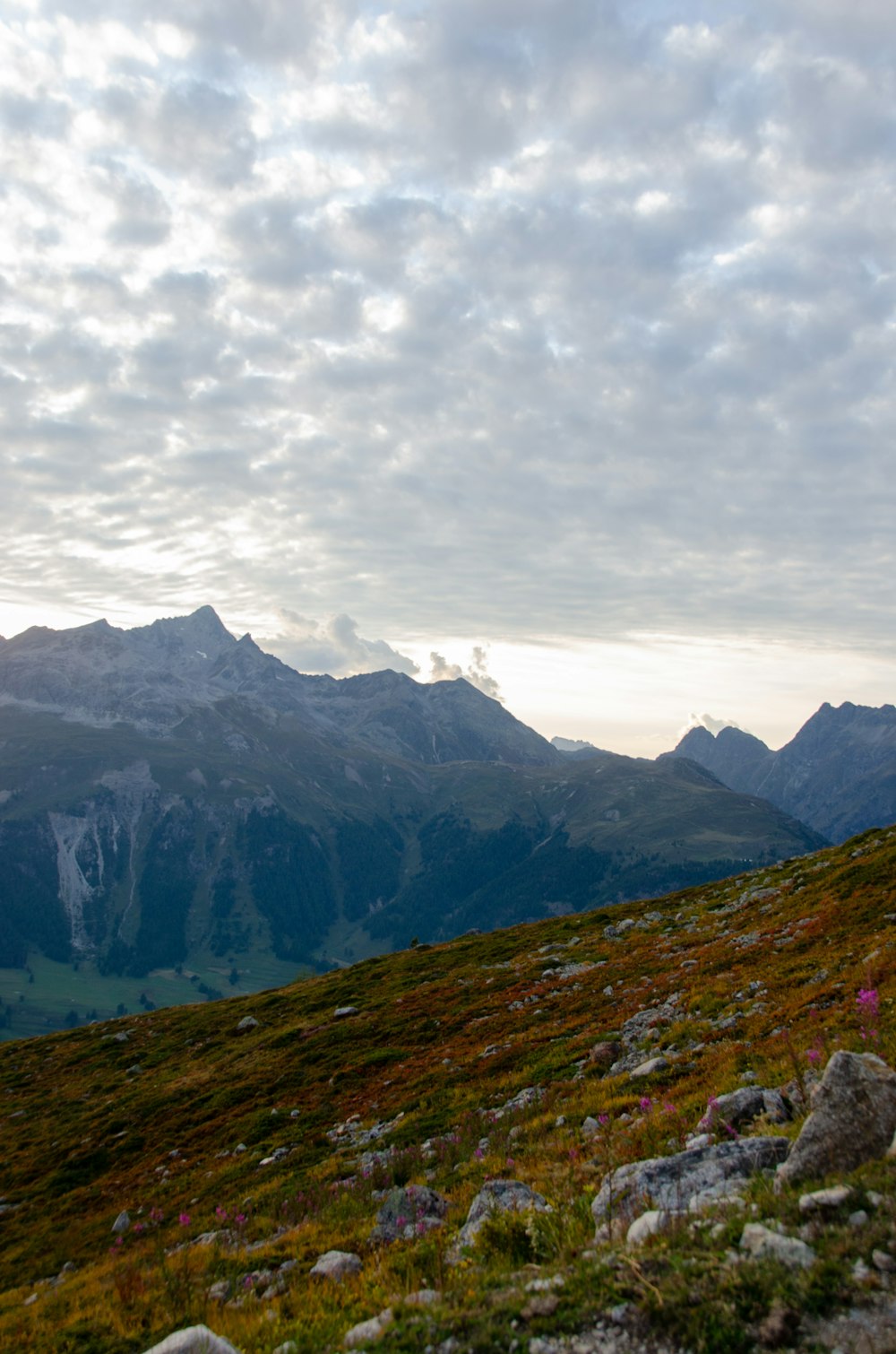 une personne qui monte une colline avec un sac à dos