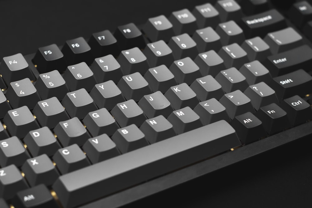 um close up de um teclado em uma superfície preta