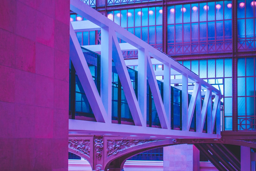 un pont qui se trouve devant un bâtiment