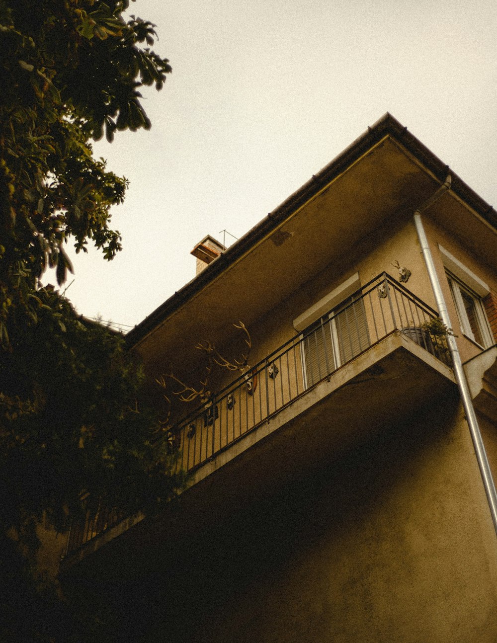 um edifício alto com varanda e varandas