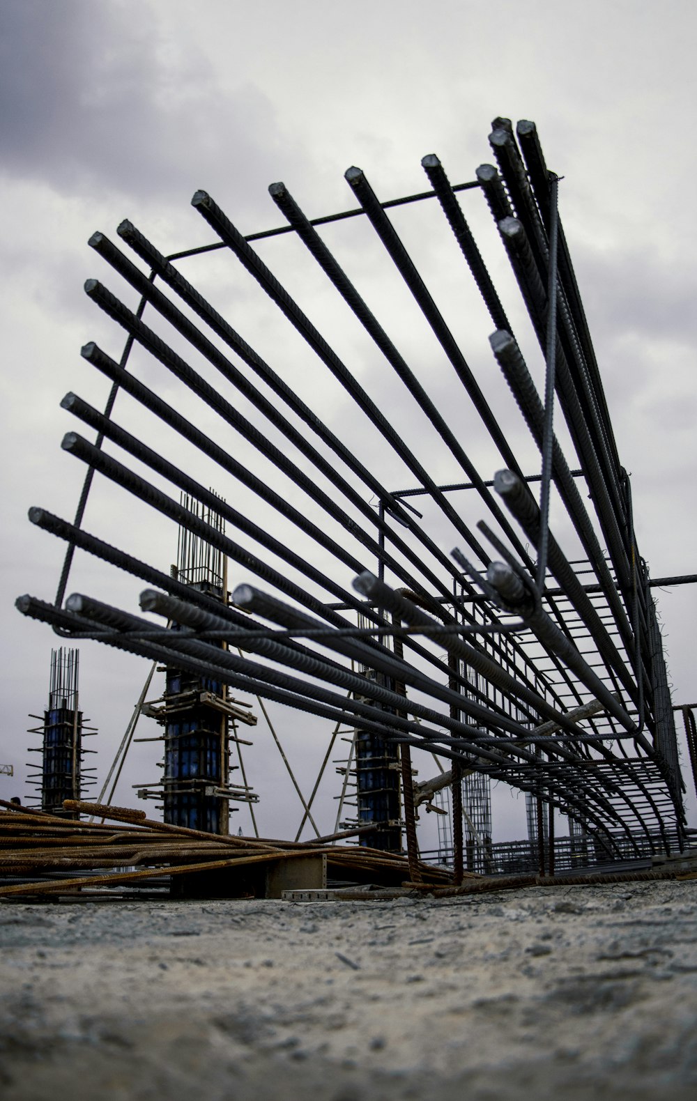 a bunch of pipes that are on the ground