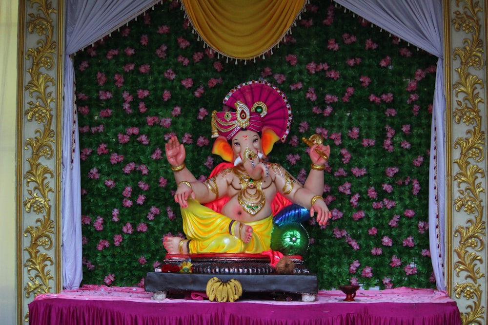 Una estatua de un dios hindú en un escenario