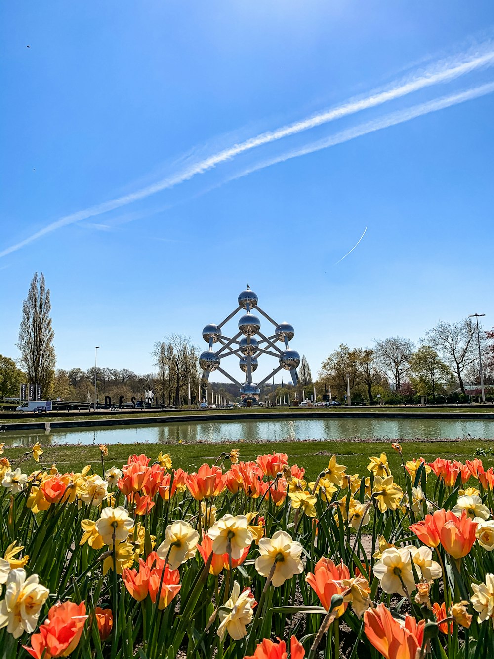 una estatua de una persona rodeada de flores