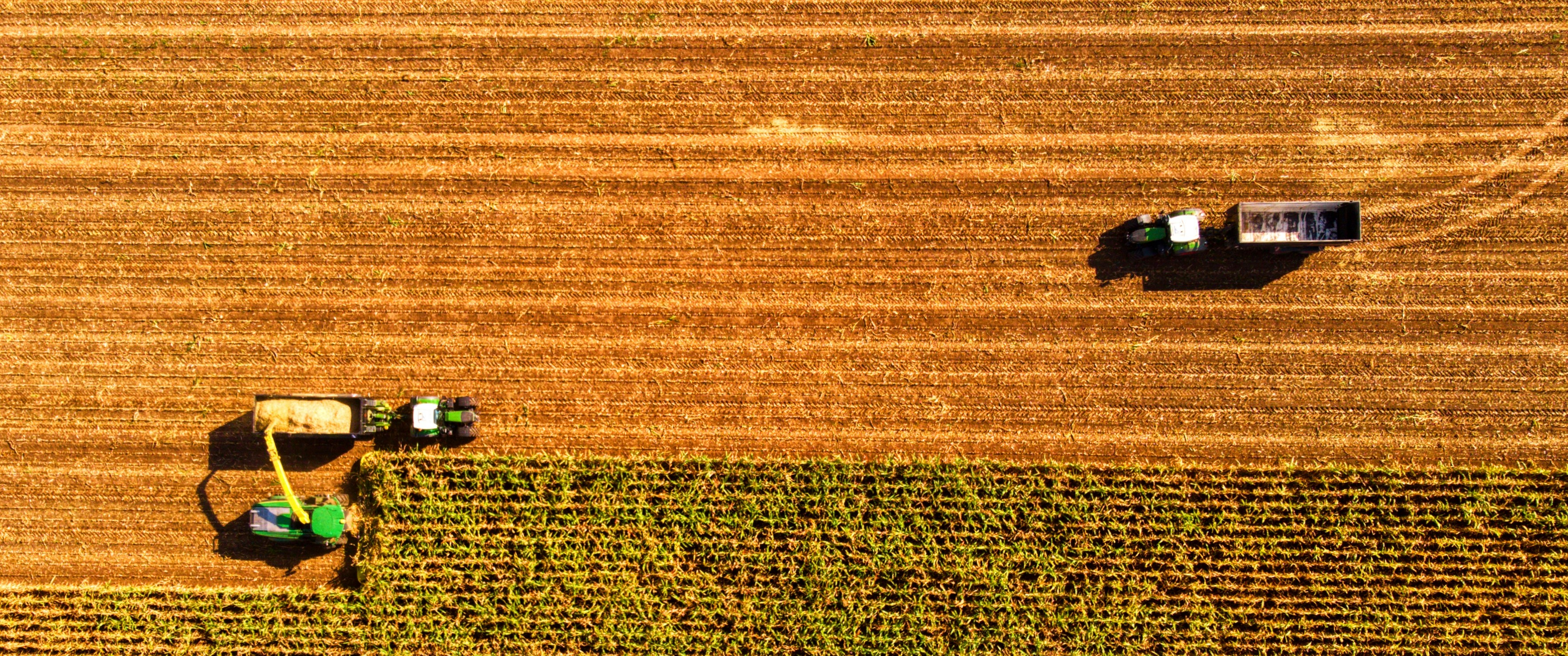 Zwei Traktoren auf einem großen Feld