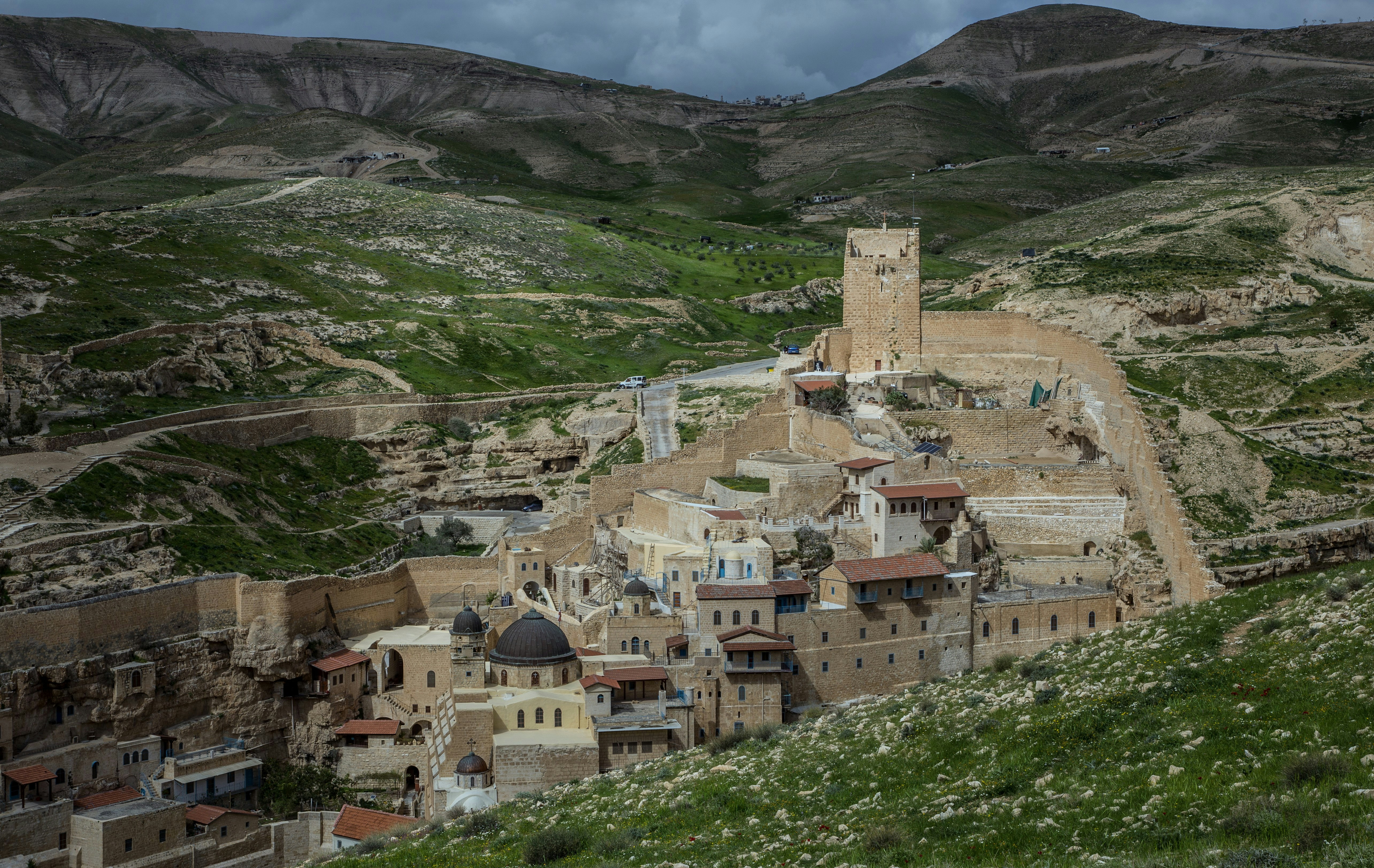 Ein kleines Dorf inmitten eines Berges