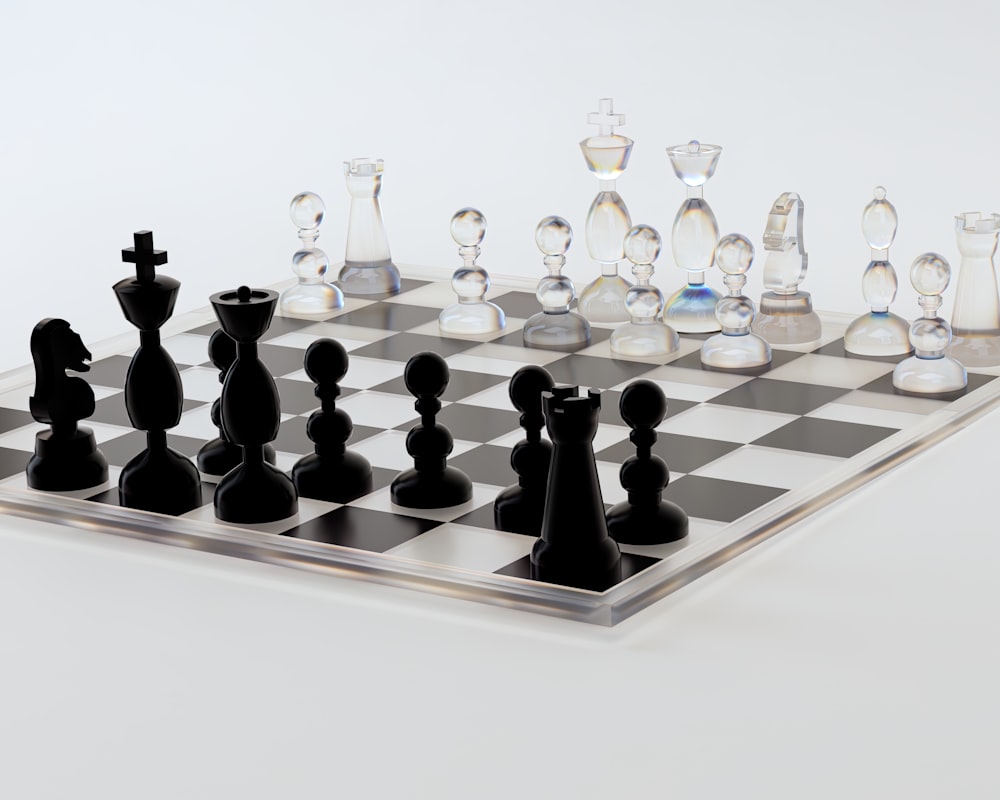ein Schachbrett aus Glas mit schwarzen Figuren darauf