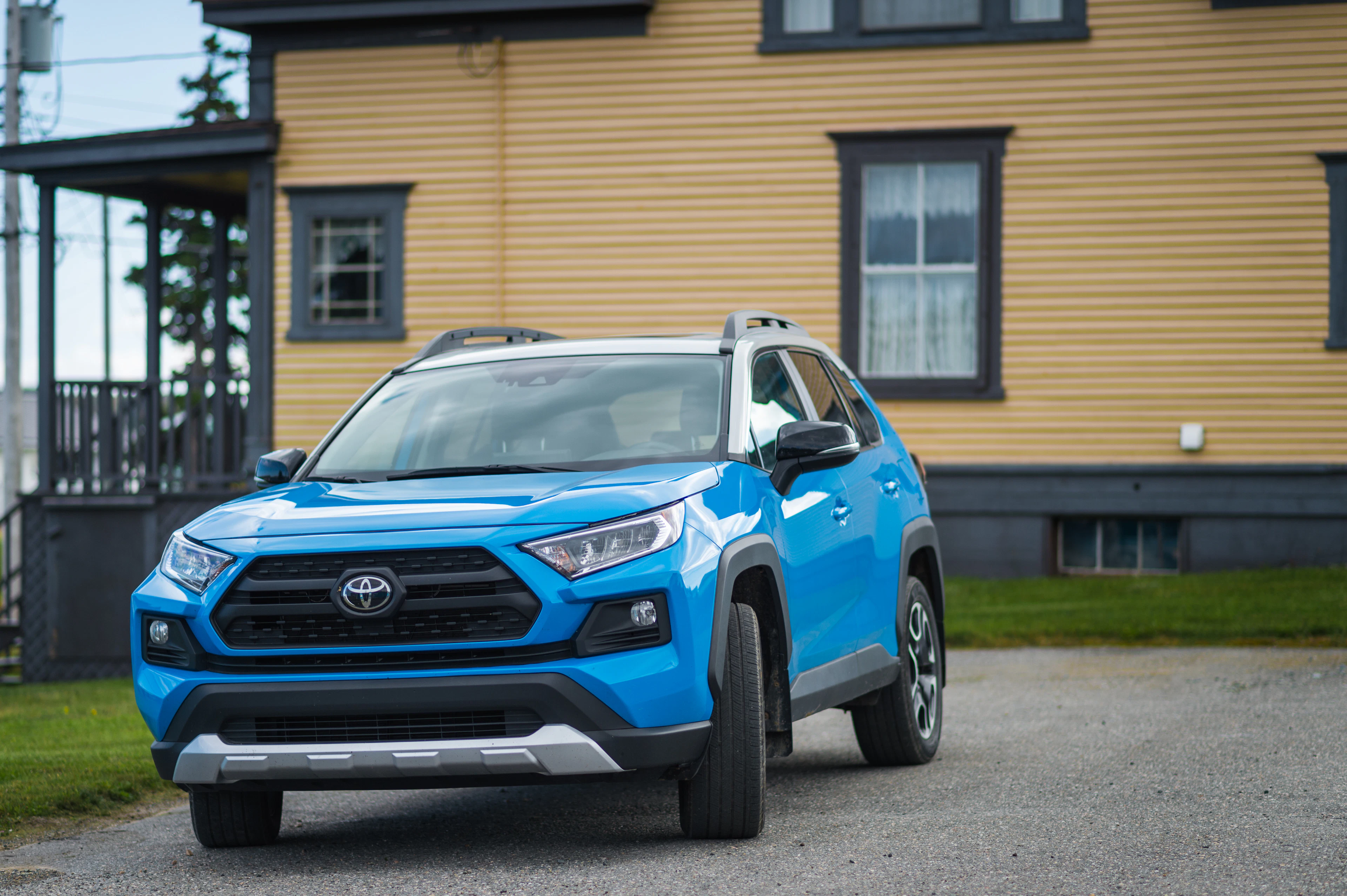 Toyota RAV4 azul estacionada frente a una casa
