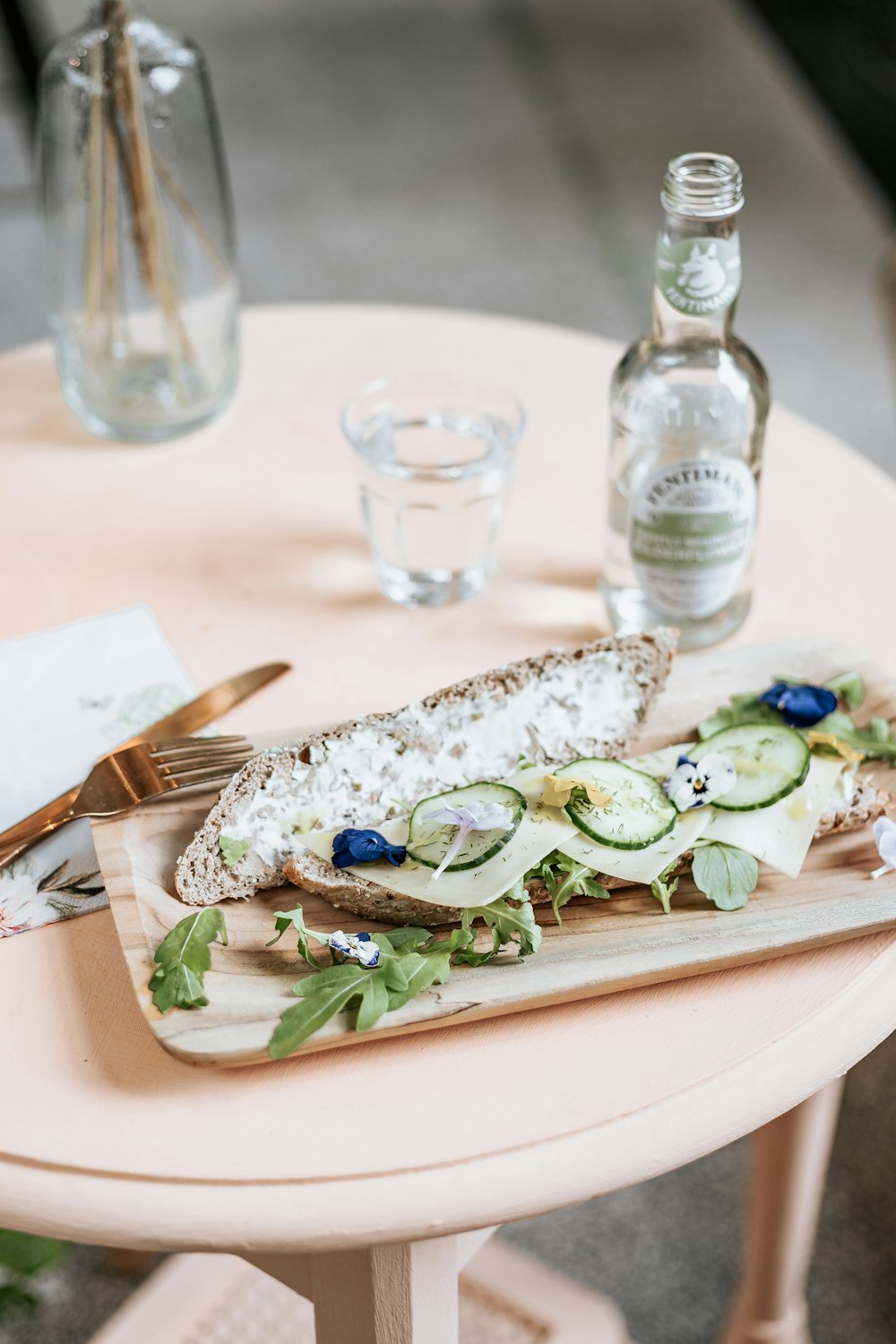 une table avec une assiette de nourriture et une bouteille d’eau