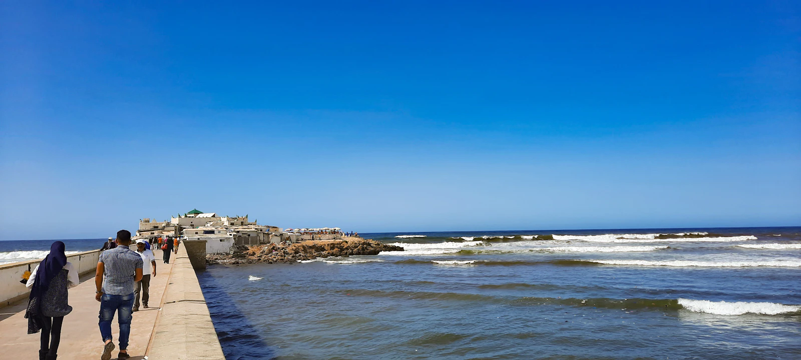 Corniche de Ain Diab à Casablanca au coucher du soleil