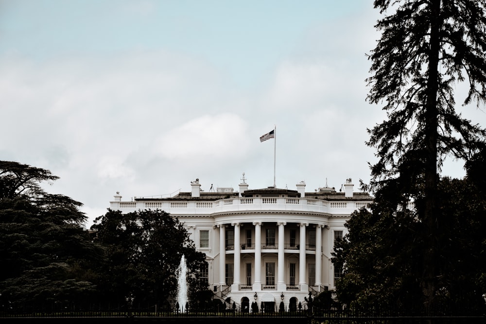 Una Casa Blanca con una bandera encima