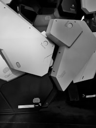 Gran pila de equipos electrónicos apilados en el suelo, representando tecnología y reciclaje.