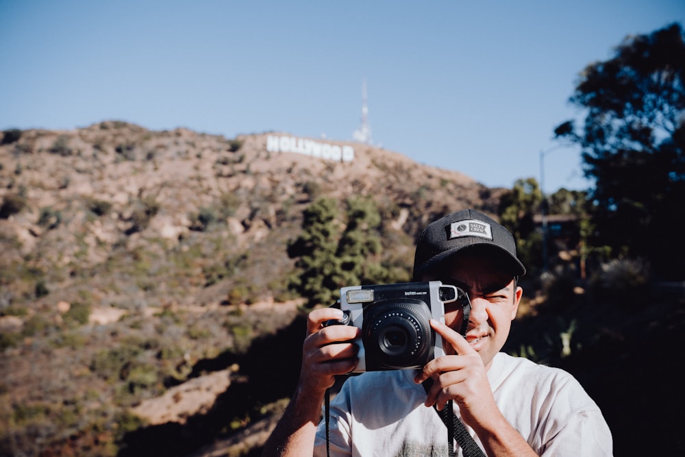 Un hombre tomando una foto con una cámara