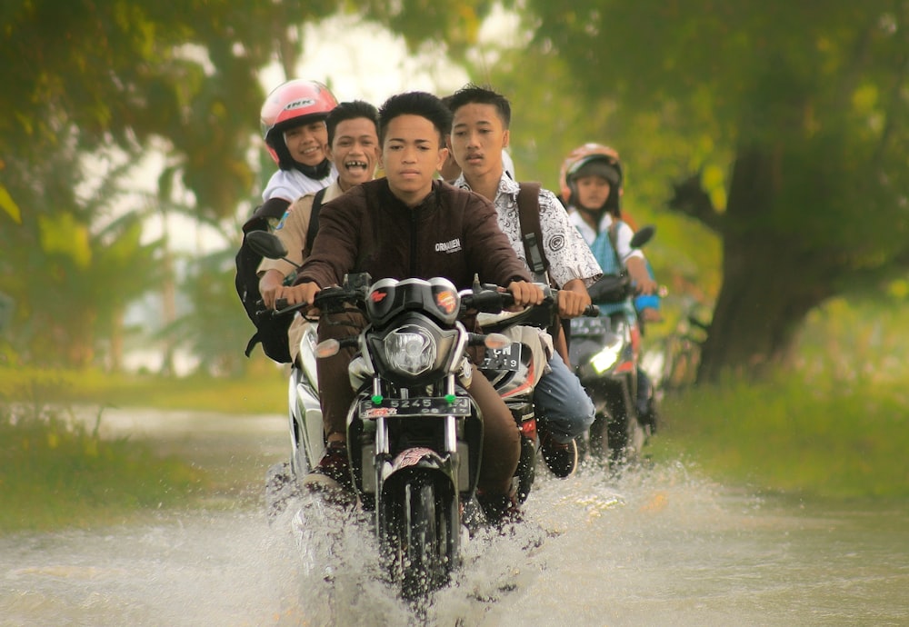 Un gruppo di persone che cavalcano sul retro di una moto