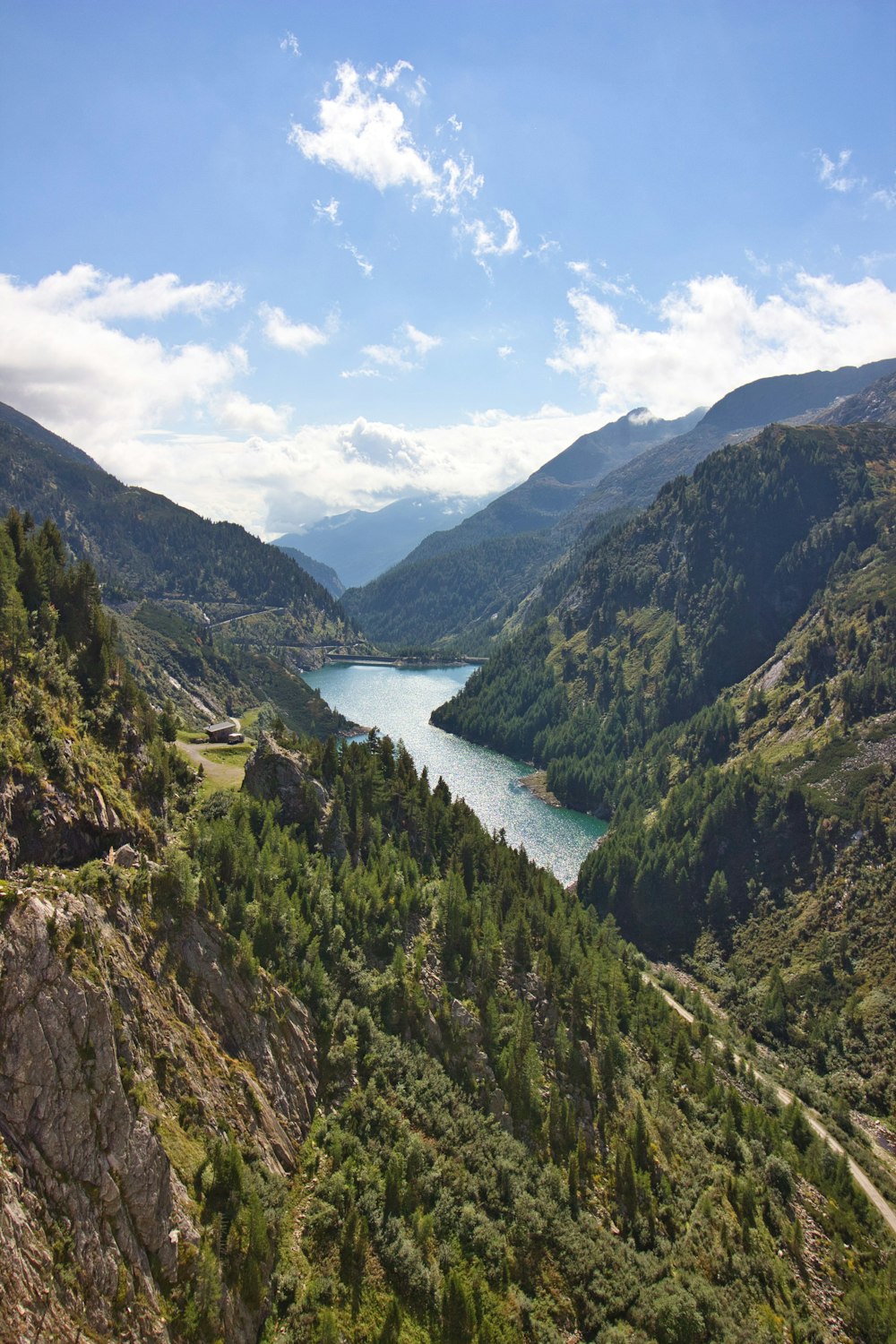 山々に囲まれた湖の絶景