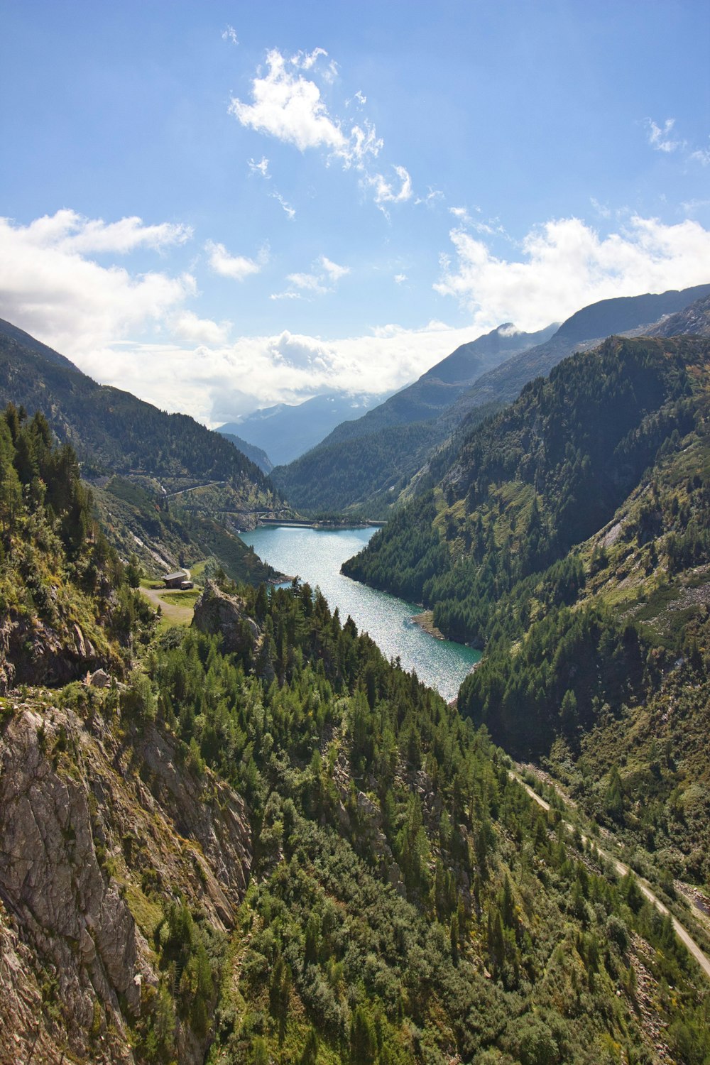 une vue panoramique d’un lac entouré de montagnes