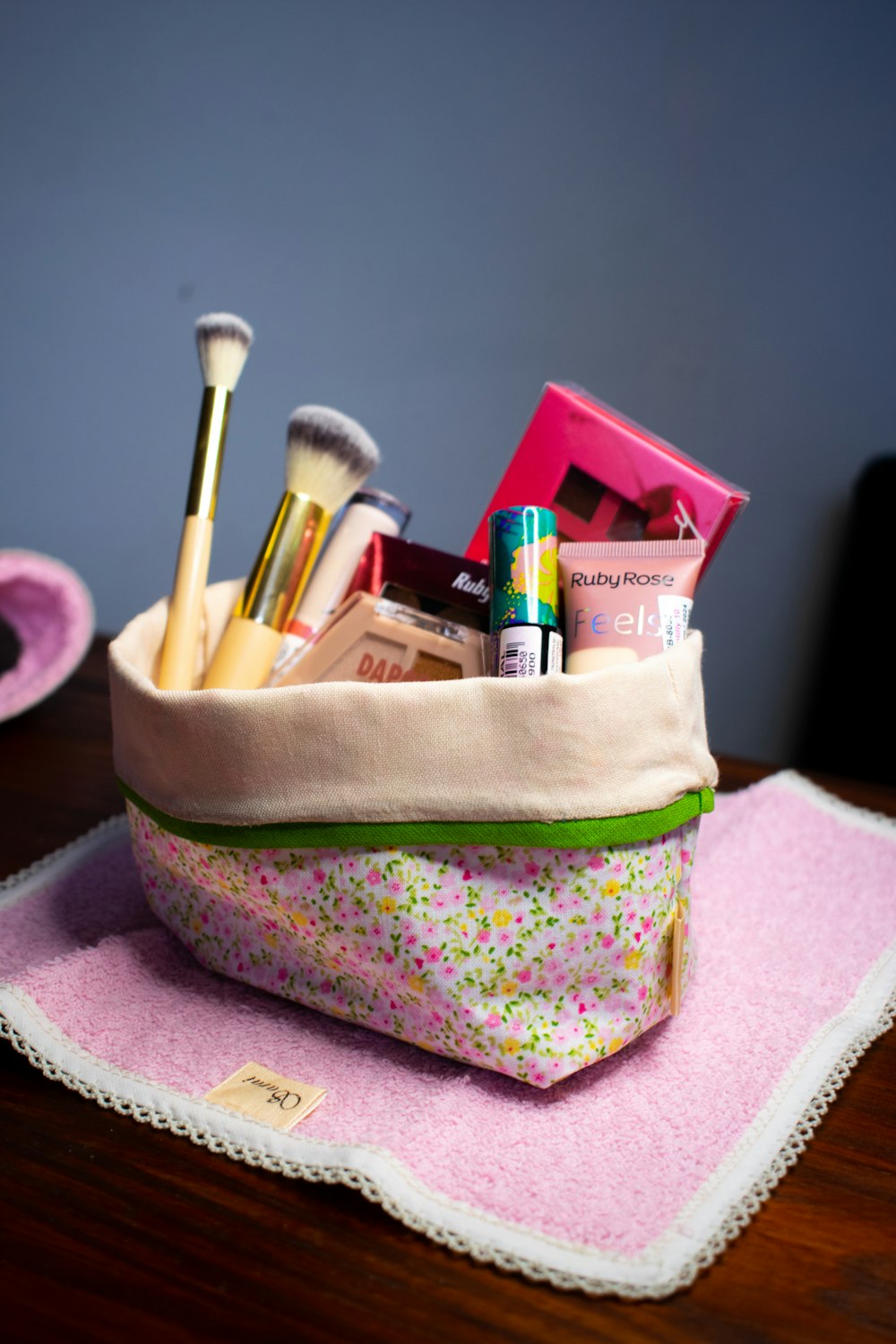 Un bolso con maquillaje y otros artículos