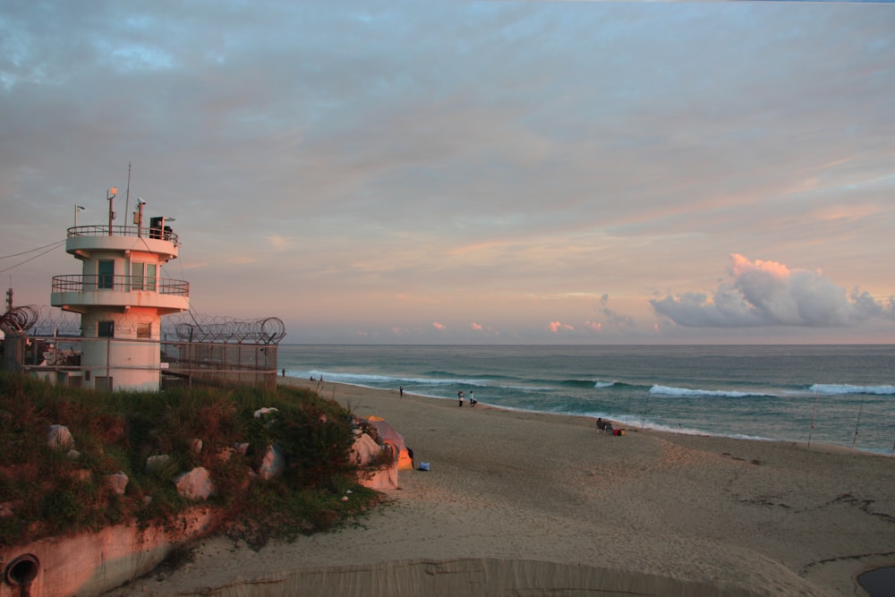 Ein Rettungsschwimmerturm an einem Strand bei Sonnenuntergang