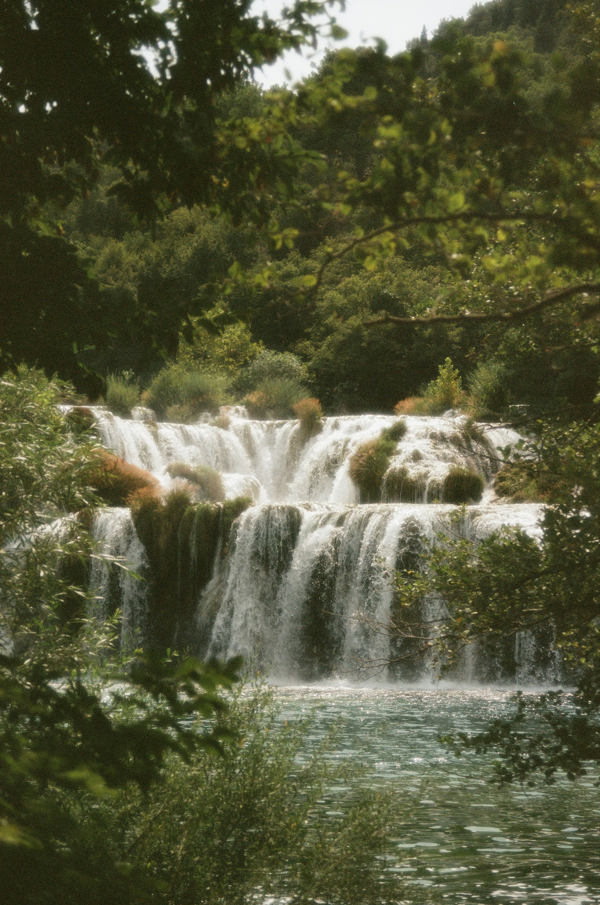 une grande cascade avec beaucoup d’eau qui en sort